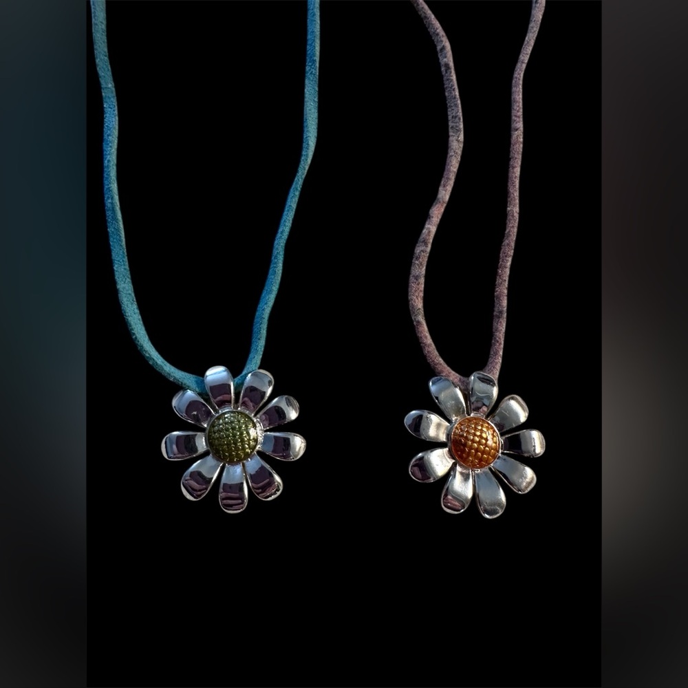 MUDD Flower pendant necklaces ⚠️ cords are in fair condition